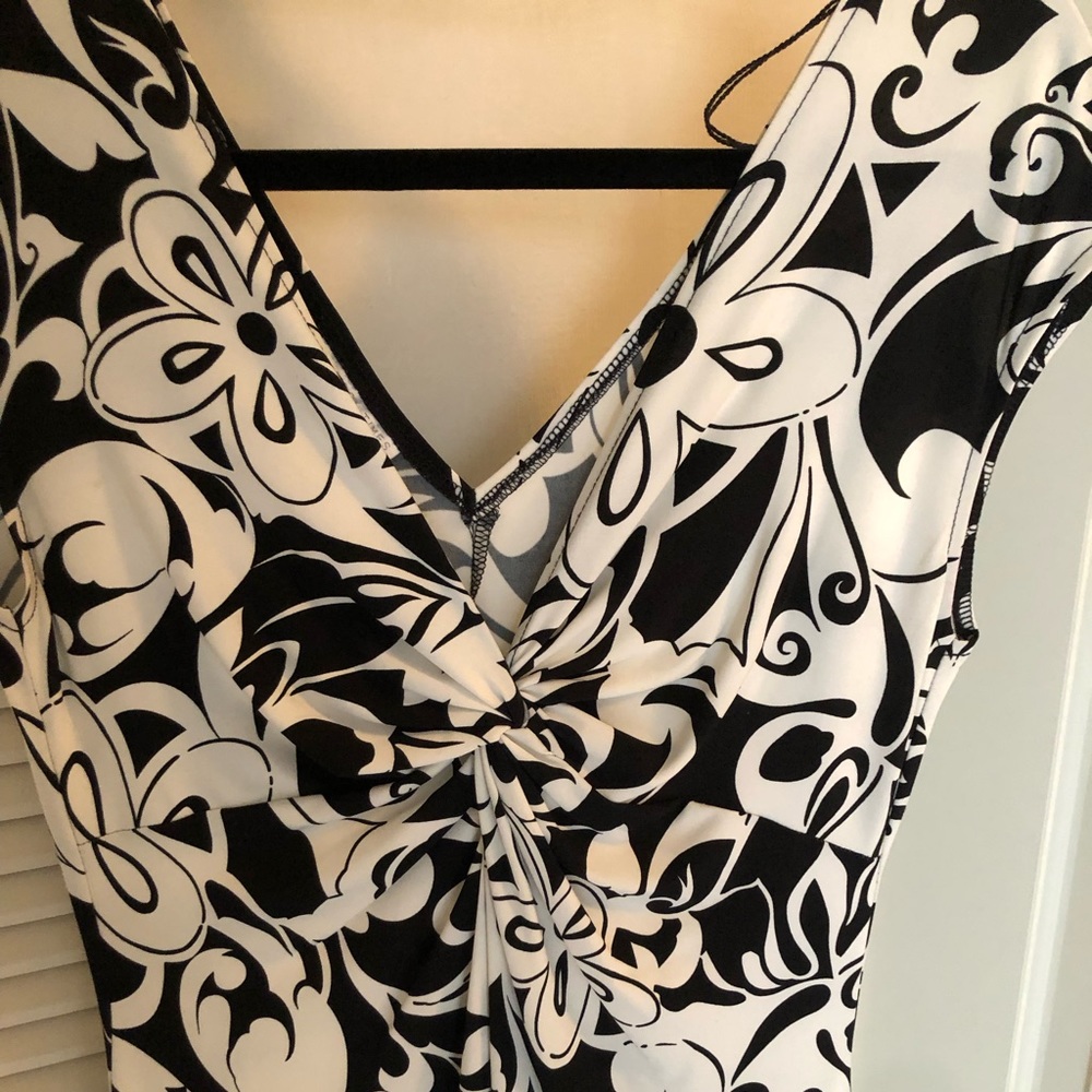 London Times Black and White large floral pattern Fit and Flare Dress. Size 10. - Picture 2 of 6